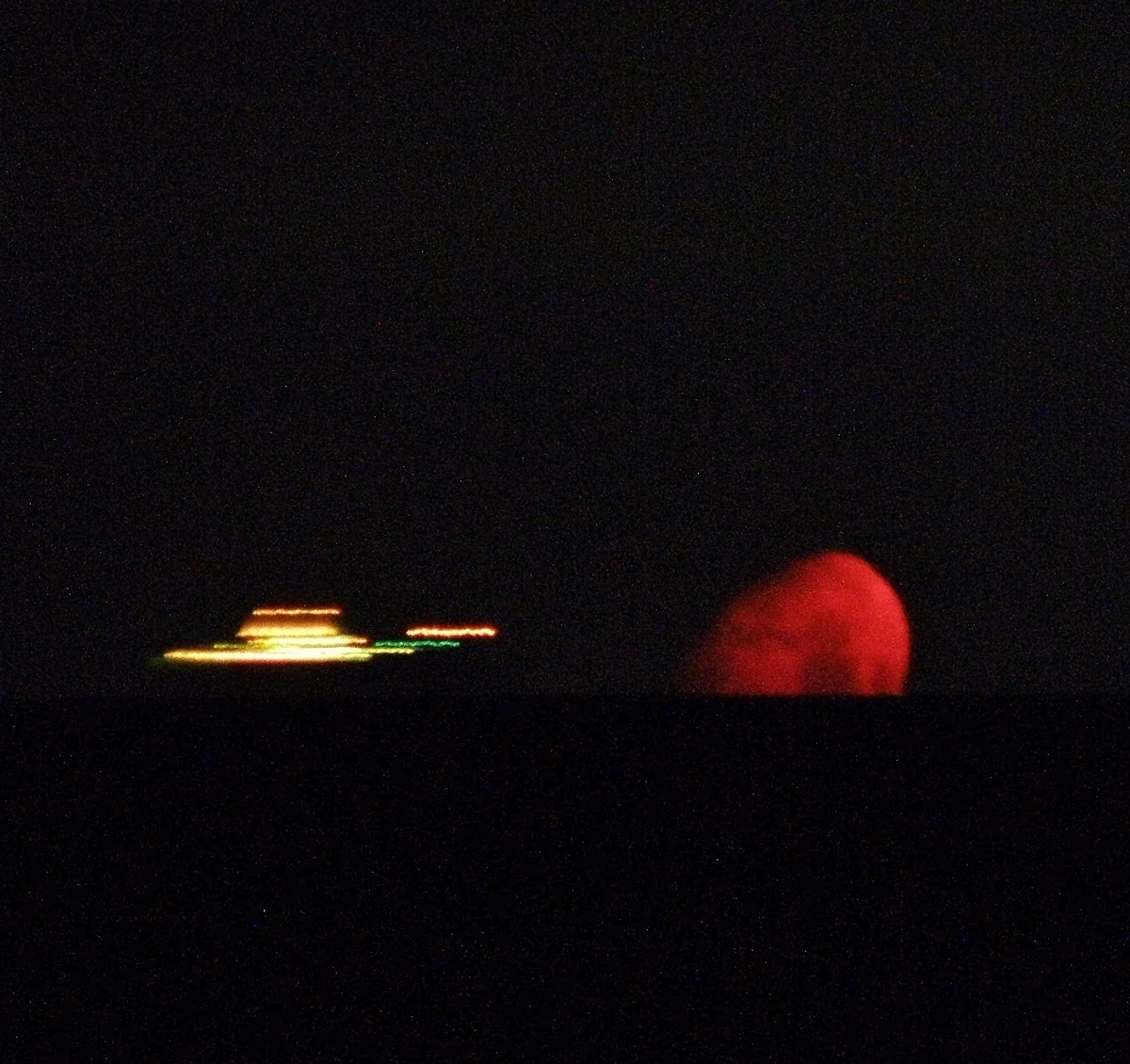 投稿写真：北海道・島牧の茂津田岬での月の入り