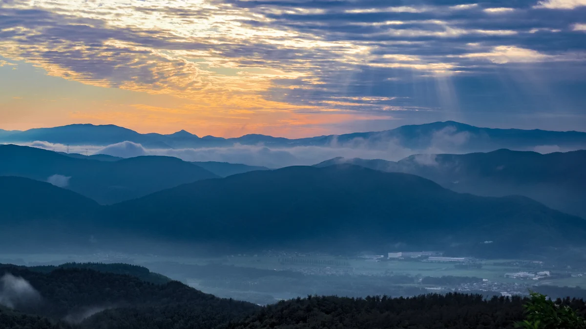投稿写真：梅雨晴れ奥琵琶湖の雲海と光芒