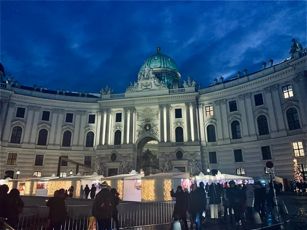 投稿：ウィーン　ホーフブルク宮殿前