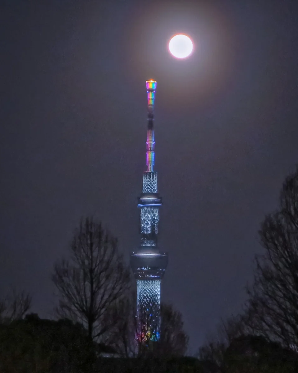 投稿写真：花粉光環付き満月と虹色スカイツリー