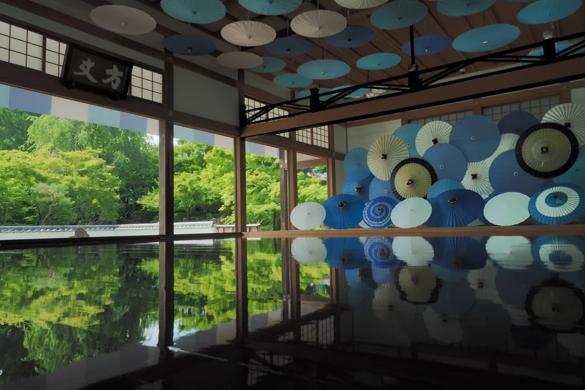 投稿写真：宝徳寺　緑映　和傘と夏の庭