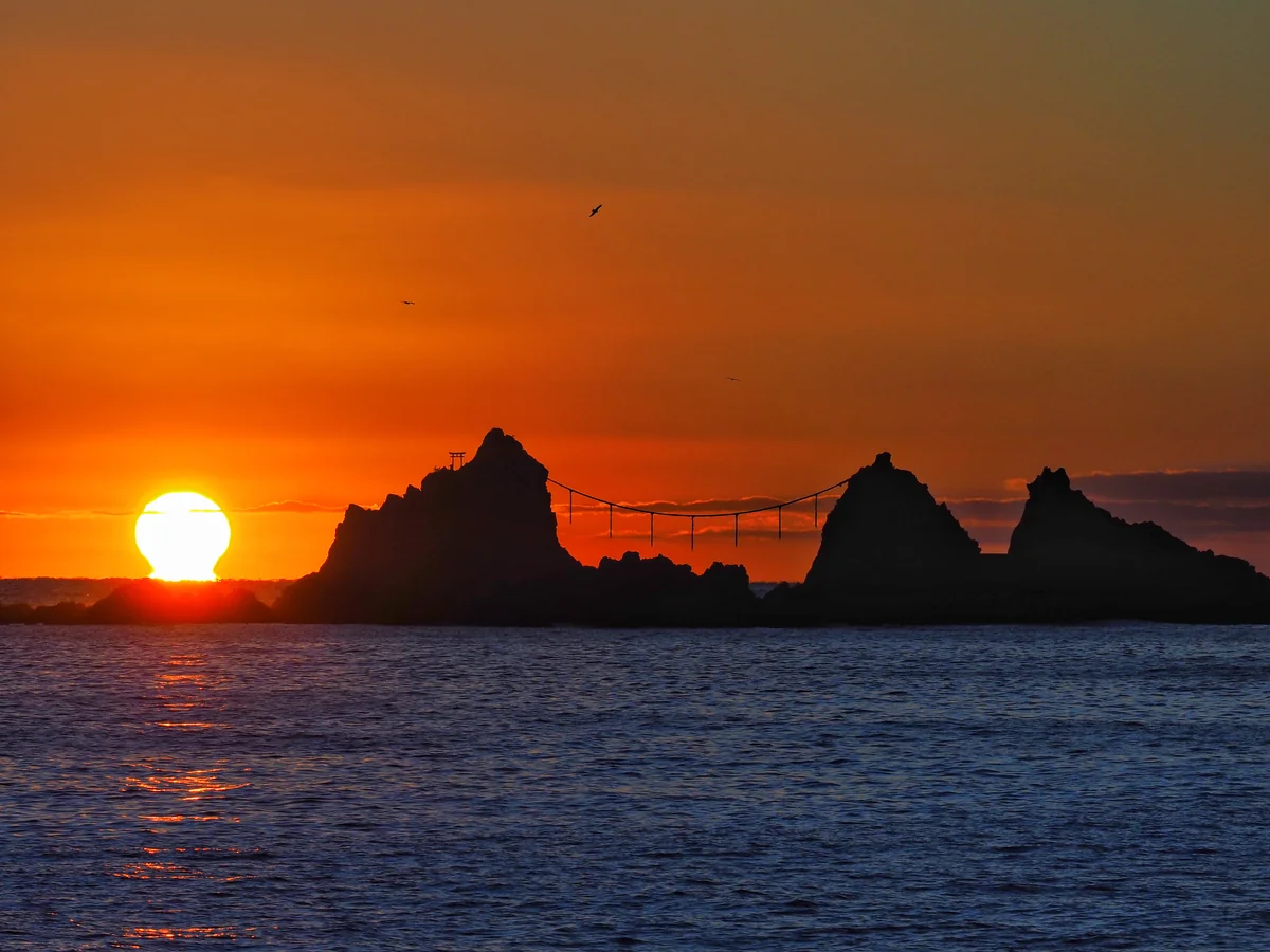 投稿写真：三ツ石とだるま朝日