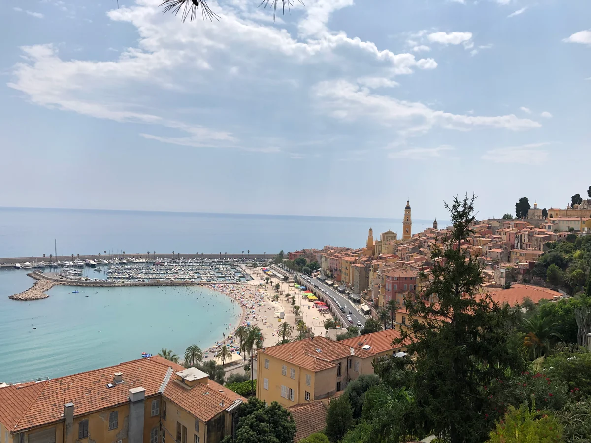 投稿写真：マントンの旧市街地とコバルトブルーの海