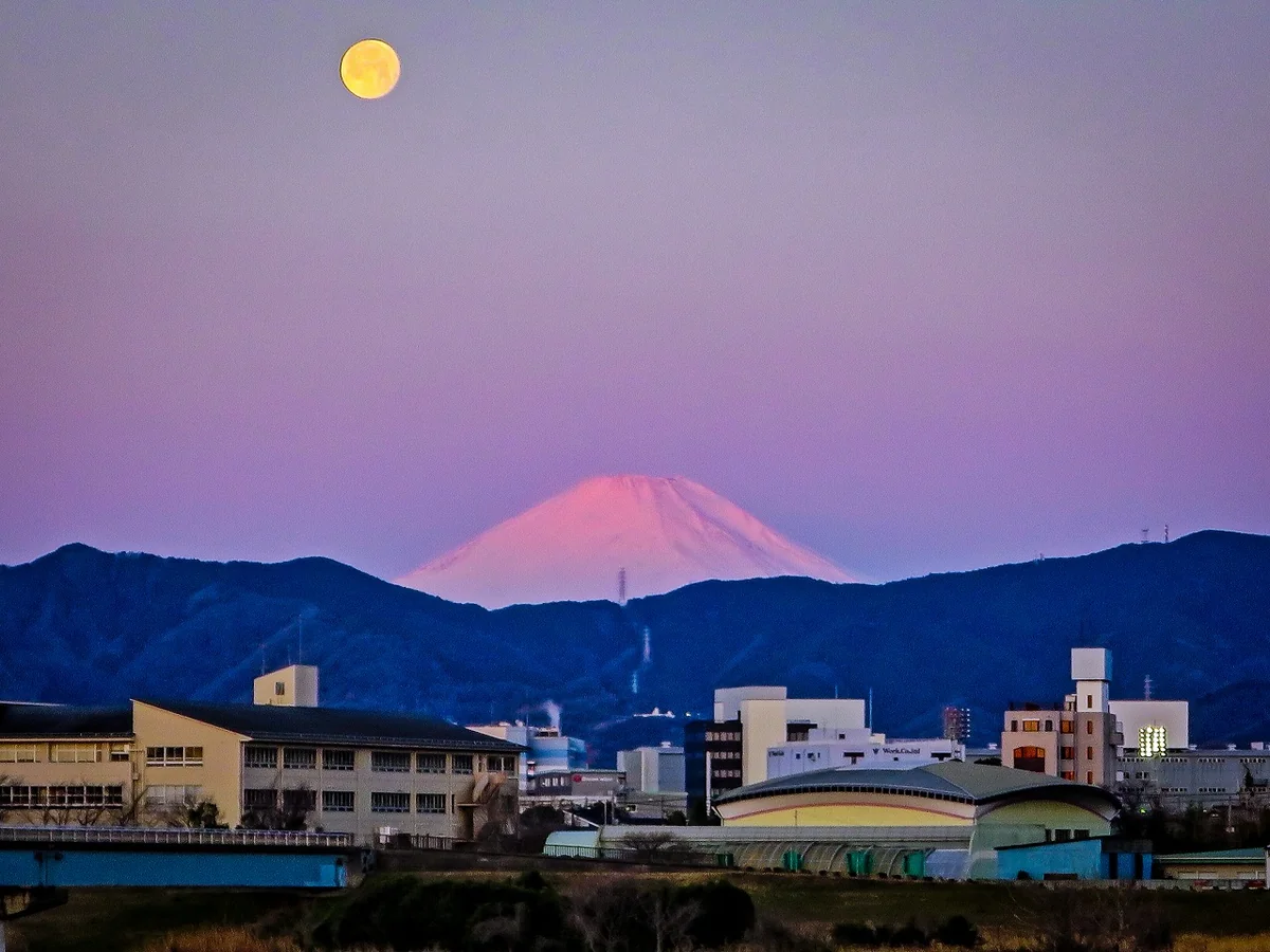 投稿写真：紅富士と月