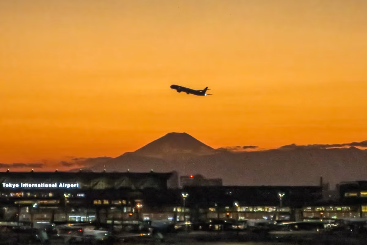投稿写真：夕富士と離陸機