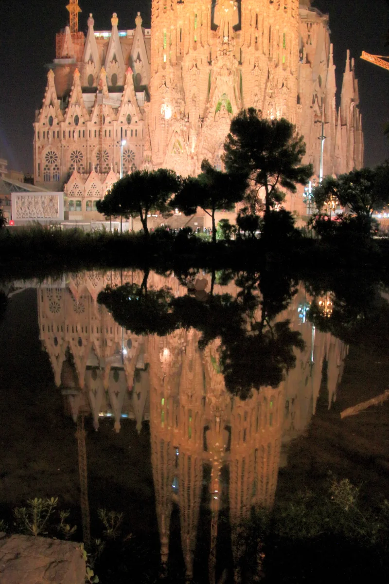 投稿写真：鏡面のサグラダファミリア