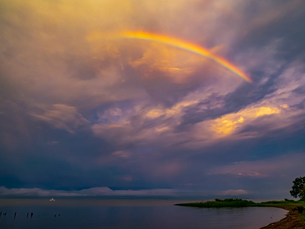投稿写真：台風一過湖畔の夕虹