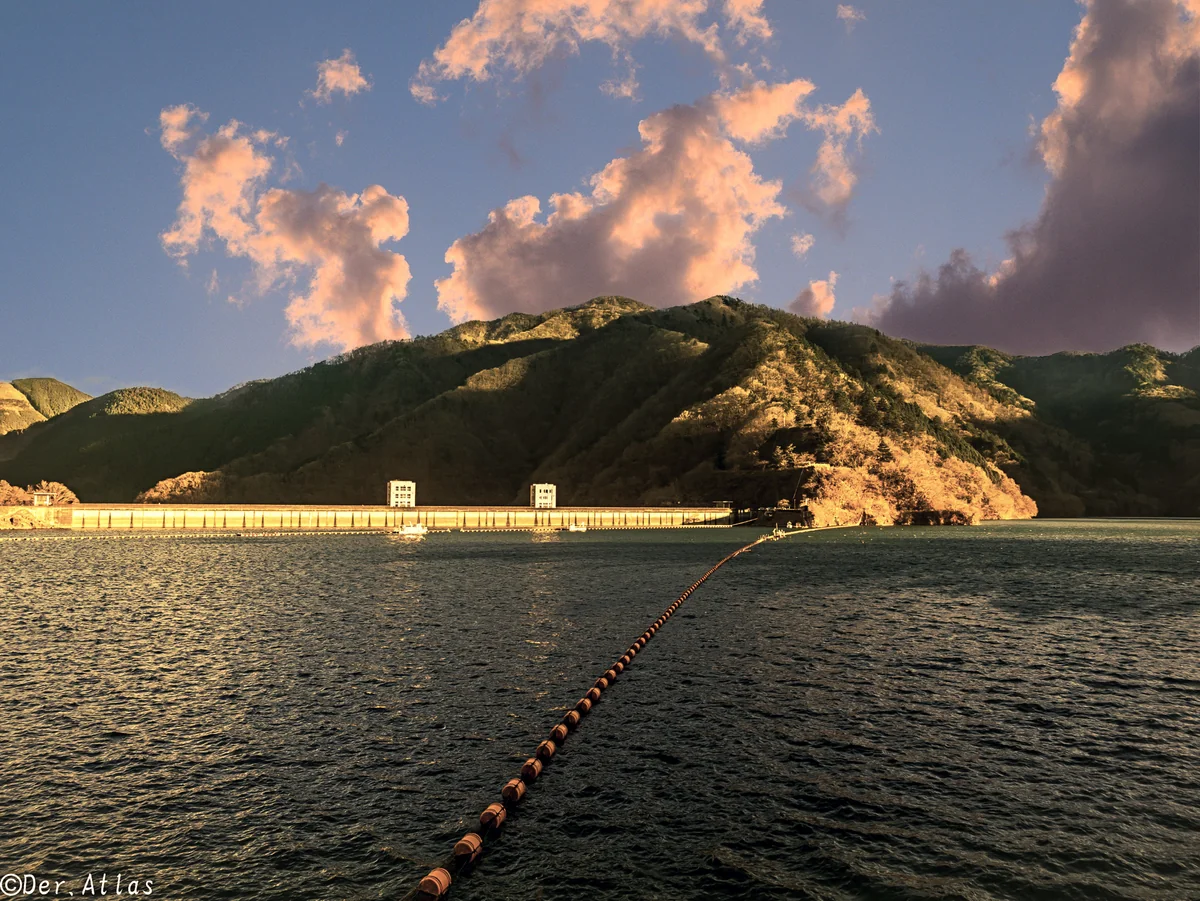 投稿写真：夕暮れの湖畔から望む風景...