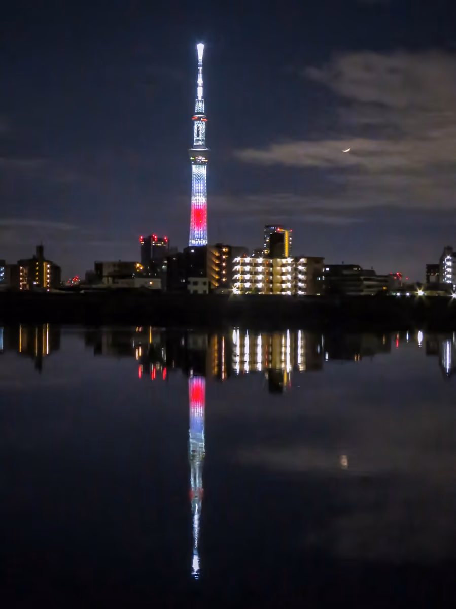 投稿写真：ダブルスカイツリーと三日月