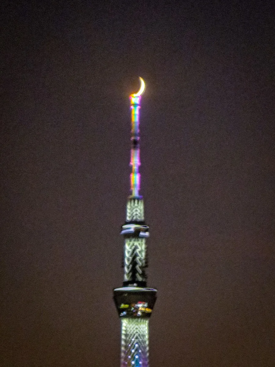 投稿写真：五日月・オン・虹色スカイツリー