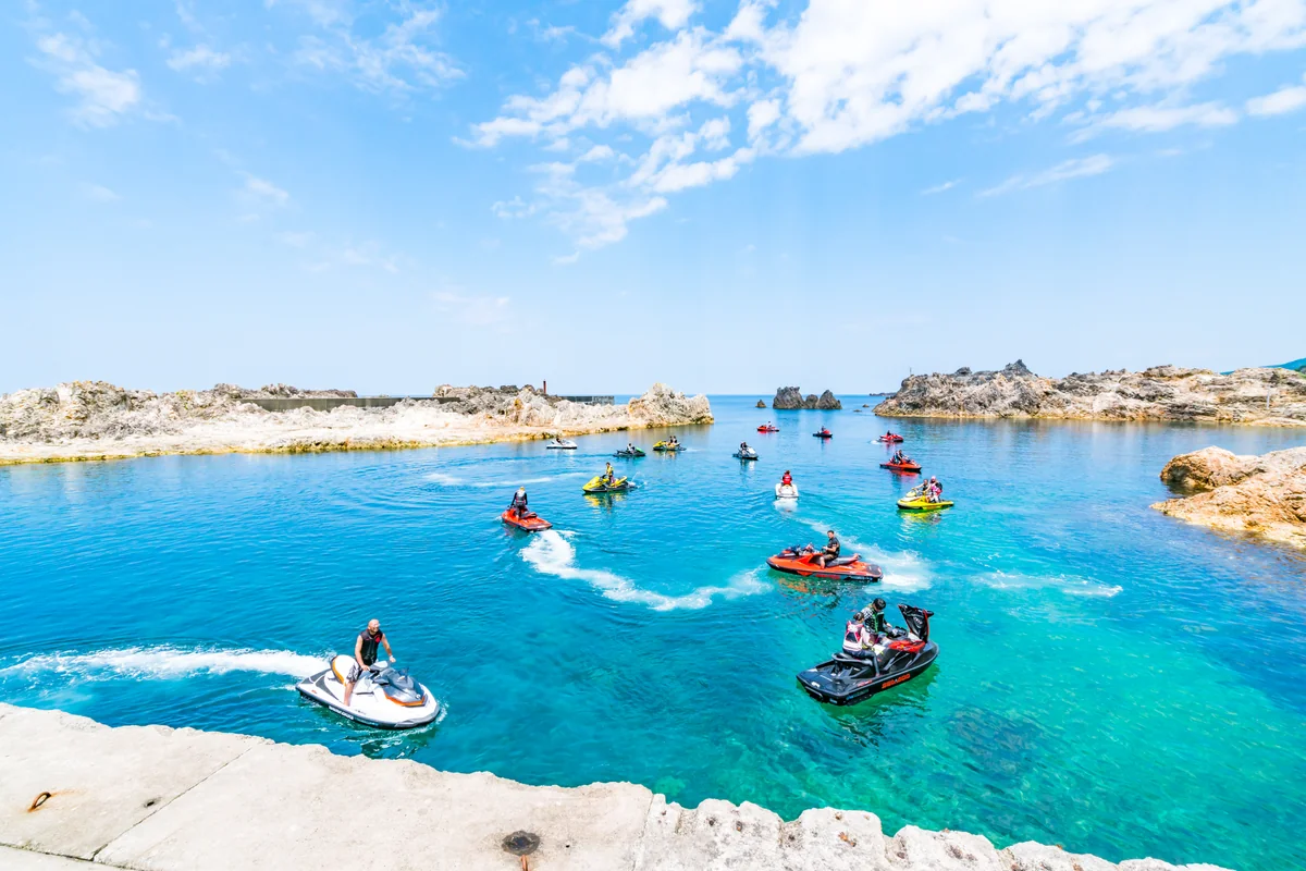 投稿写真：マリンジェットの白い軌跡と青い海（佐渡島）