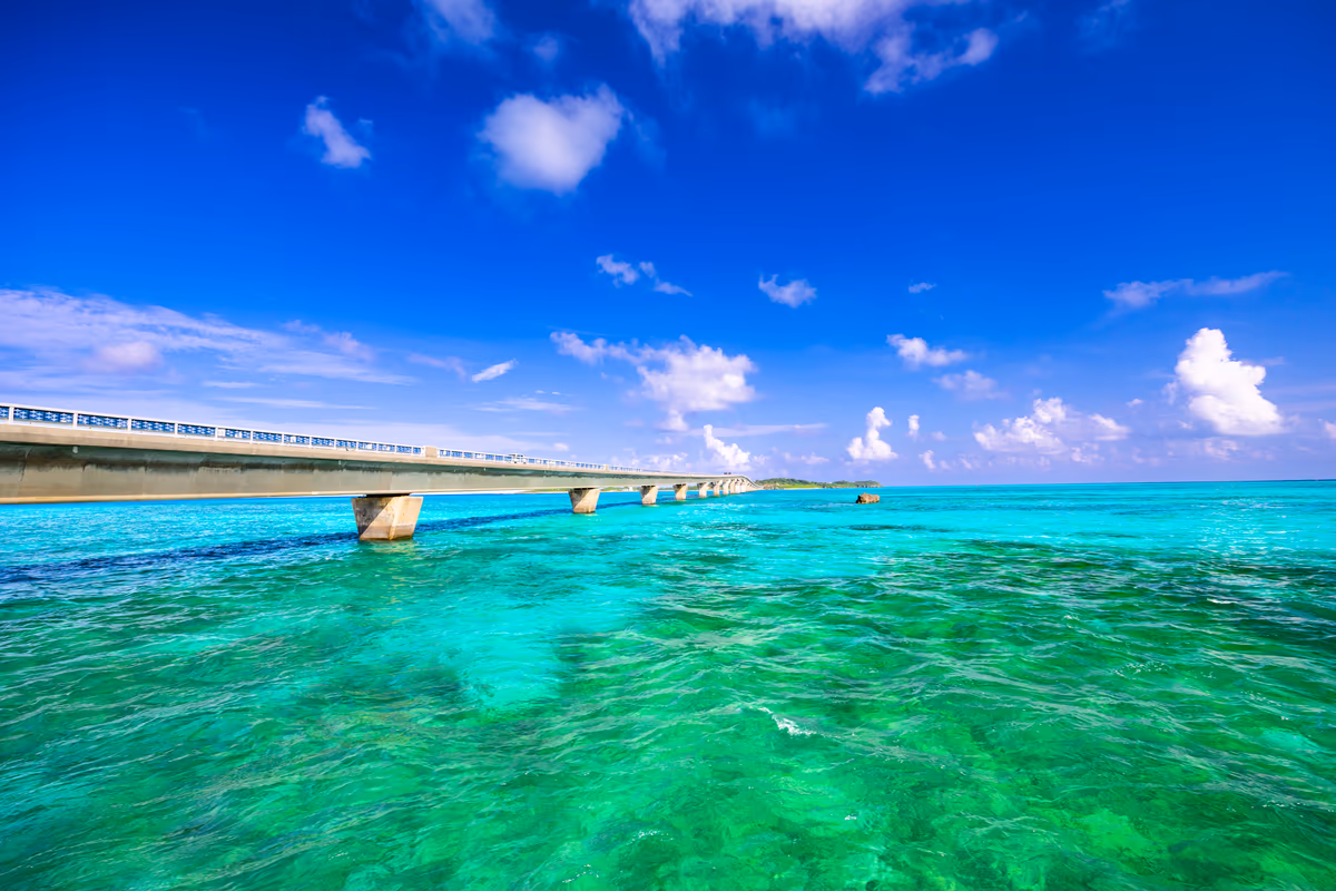 投稿写真：エメラルドの海に掛かる橋