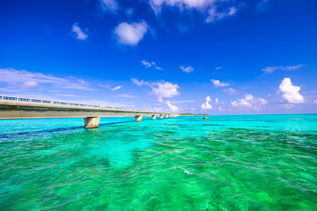 投稿写真：エメラルドの海に掛かる橋