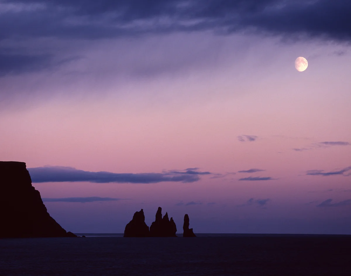 投稿写真：月と奇岩