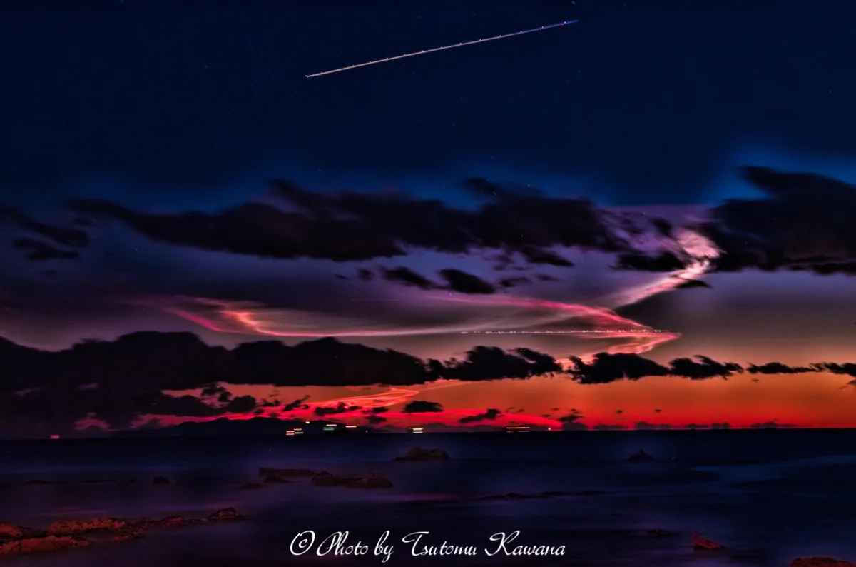 投稿写真：天女の羽衣・夜光ロケット雲輝く房総半島