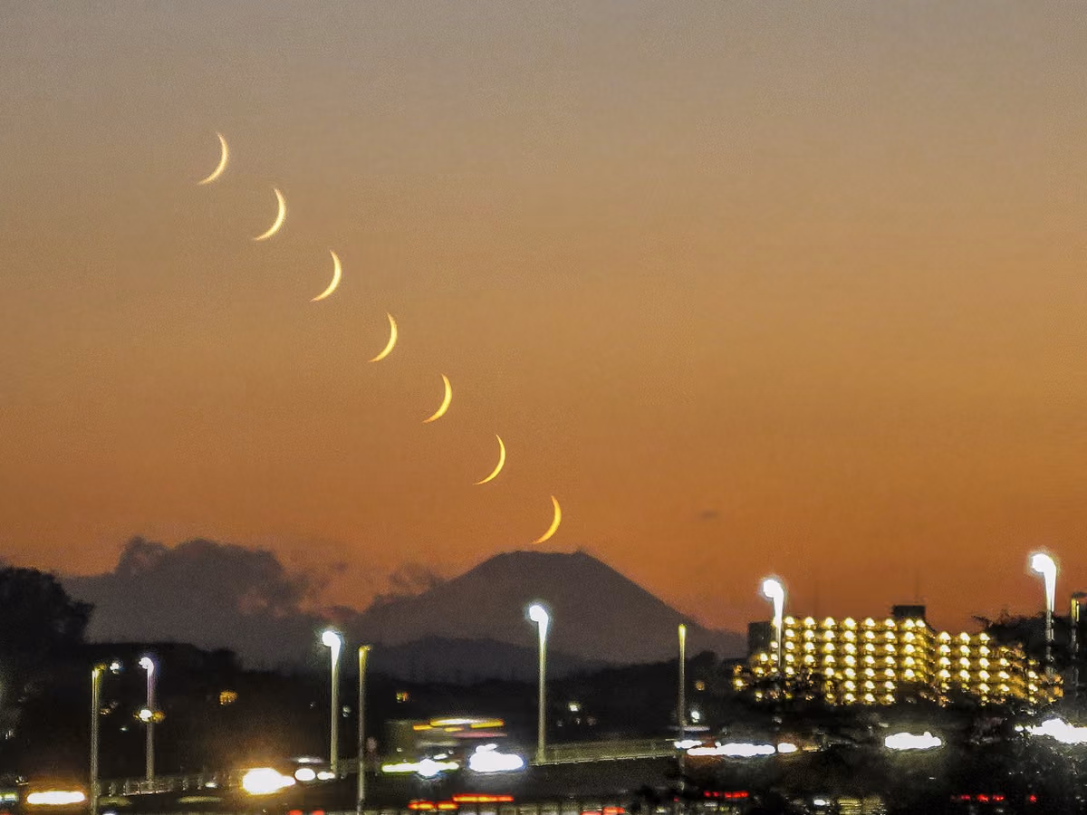 投稿写真：富士山目指して沈む三日月の軌跡