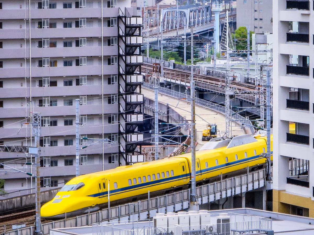 投稿写真：ビルの谷間のドクターイエロー