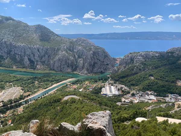 投稿：クロアチア🇭🇷オミシュの遠景✨