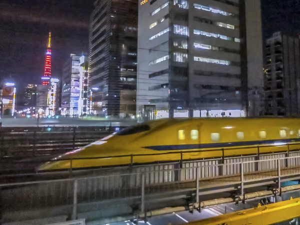投稿：夜のドクターイエローと東京タワー