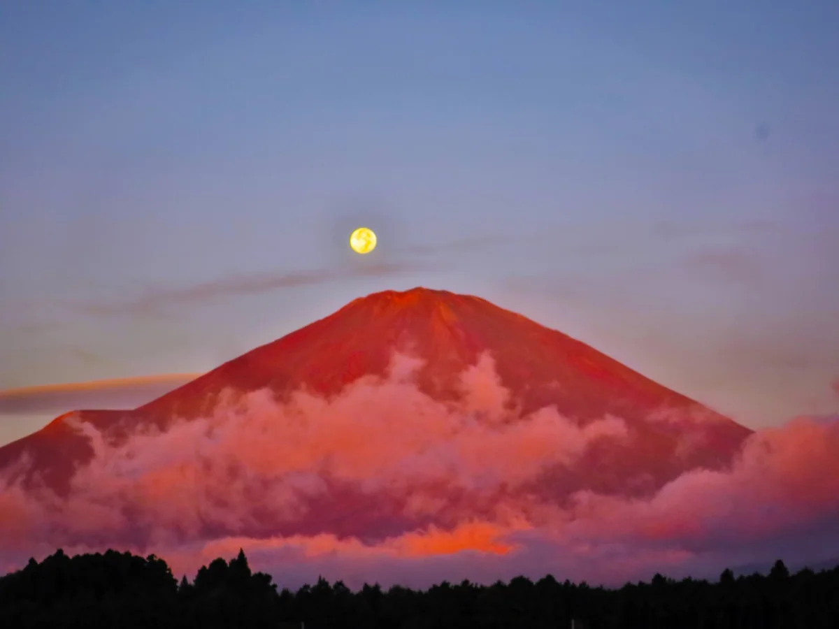 投稿写真：赤富士と満月