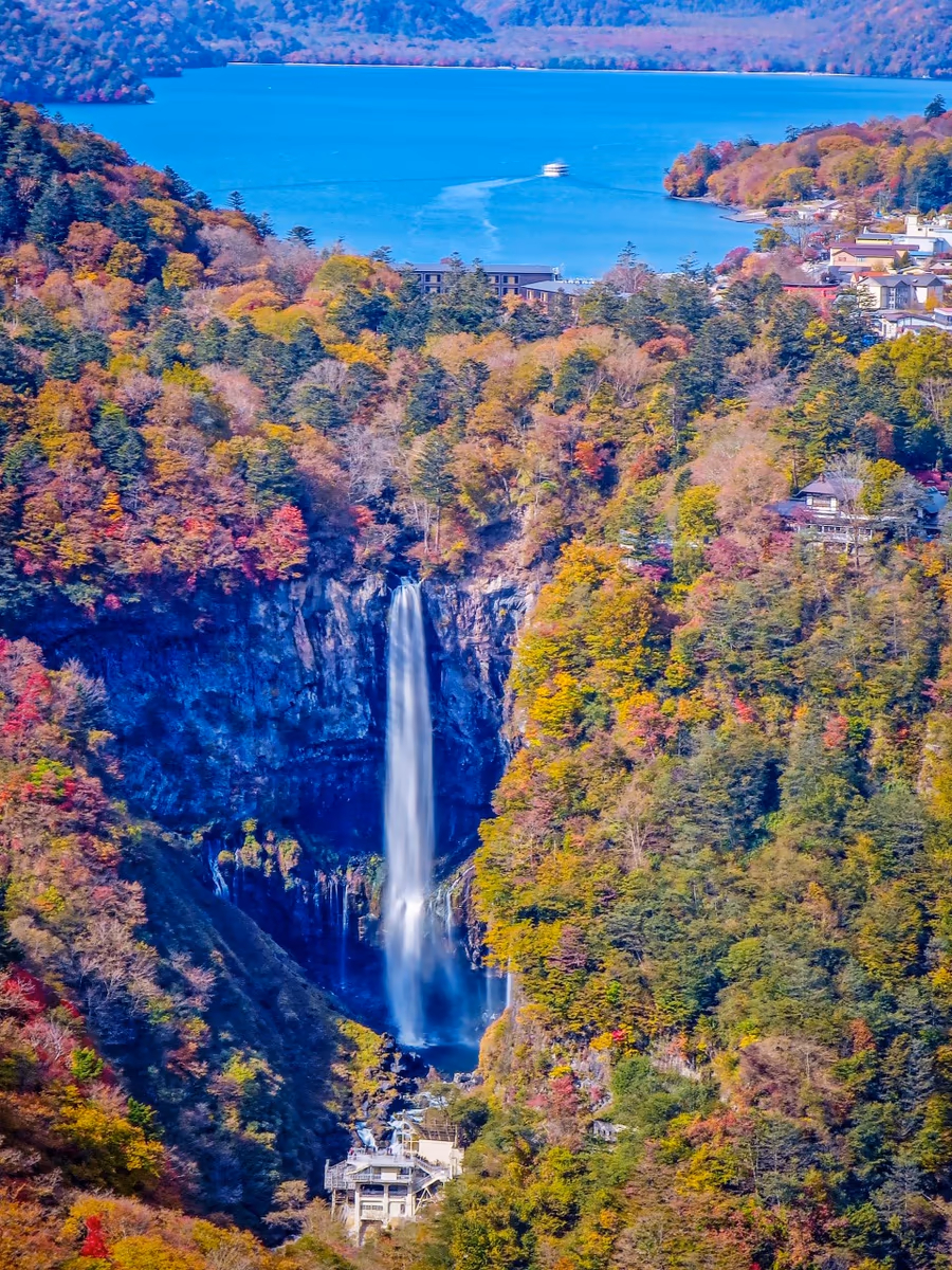 投稿写真：紅葉の華厳の滝と中禅寺湖