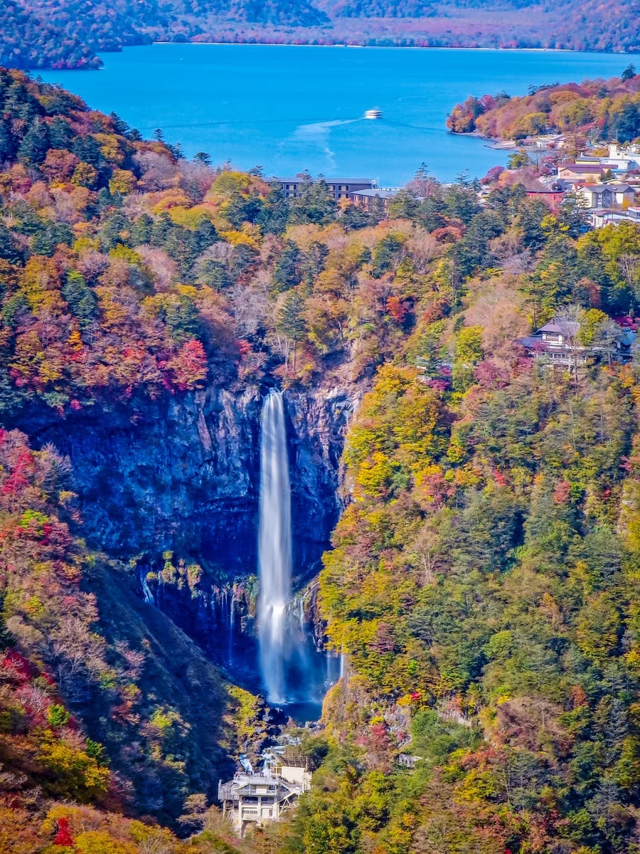 投稿写真：紅葉の華厳の滝と中禅寺湖