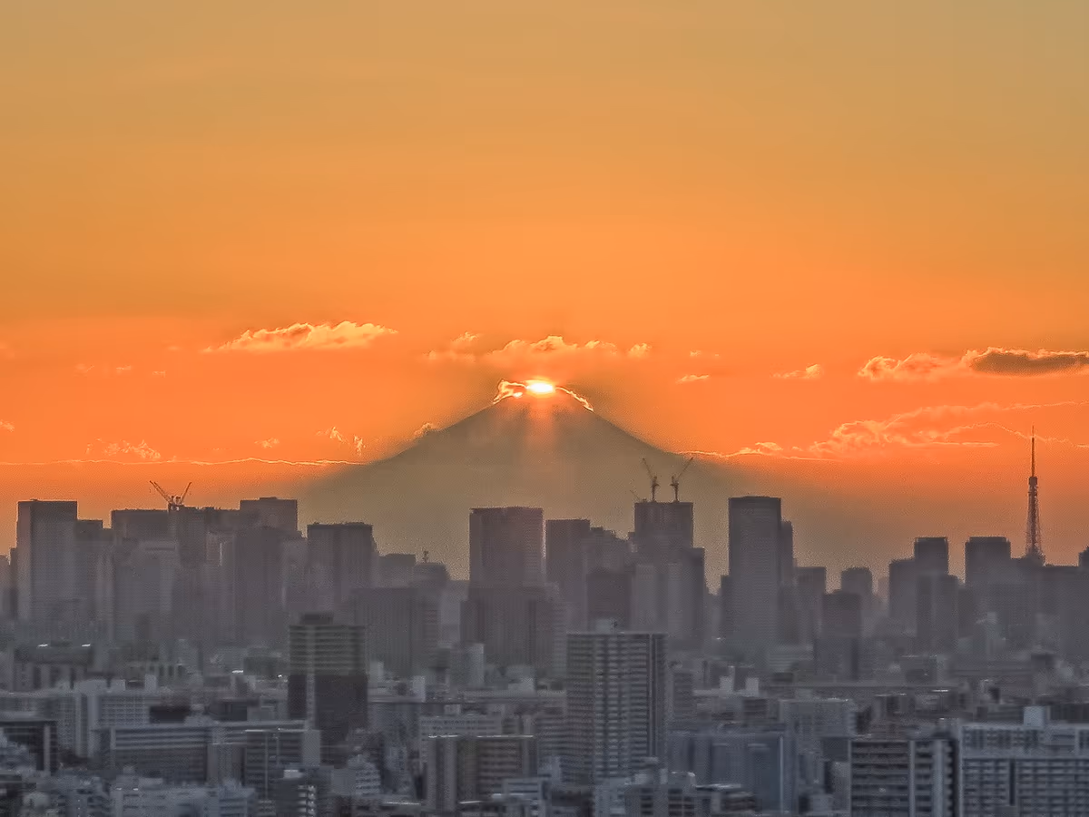 投稿写真：東京都心の上のダイヤモンド富士