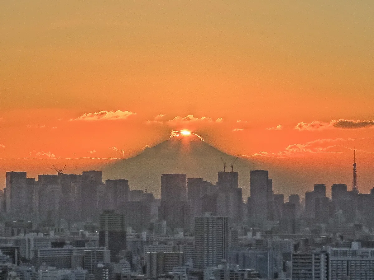 投稿写真：東京都心の上のダイヤモンド富士