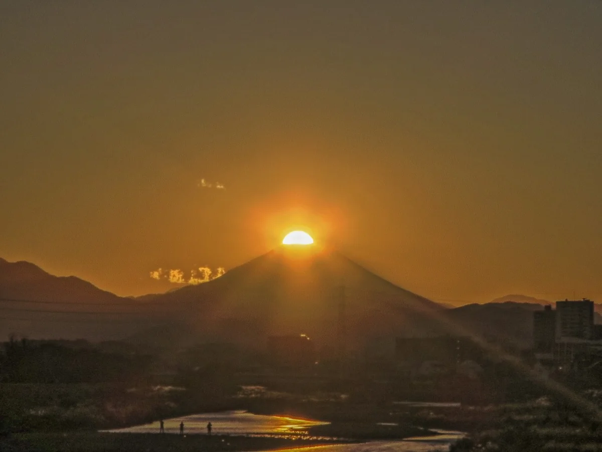 投稿写真：蛇行する川とダイヤモンド富士