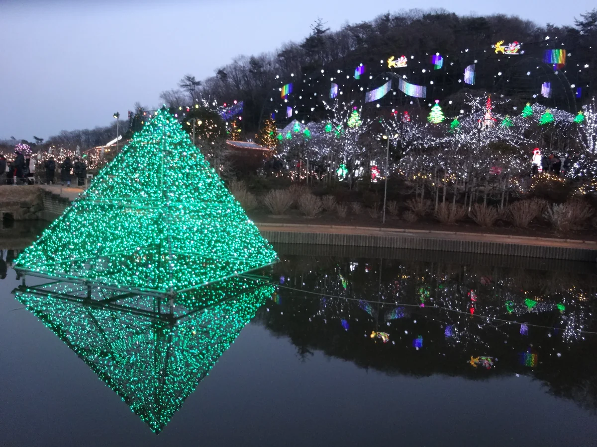 投稿写真：『山間にもイルミネーション』／あしかがフラワーパーク