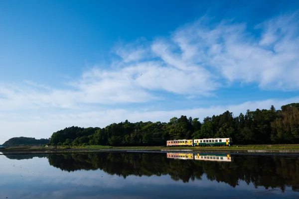投稿：水田と電車