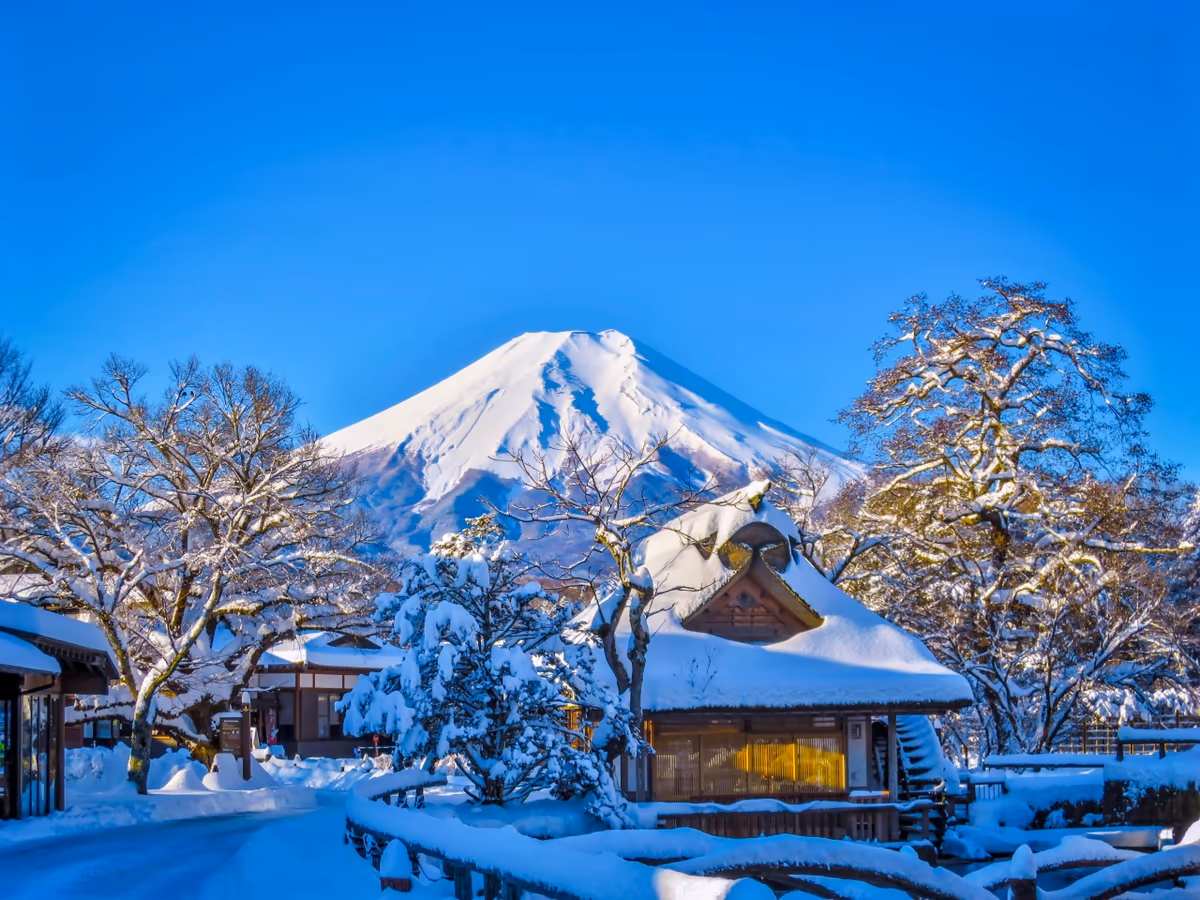 投稿写真：雪の忍野八海と富士山