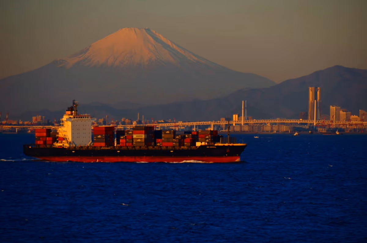 投稿写真：東京湾にそびえる富士山
