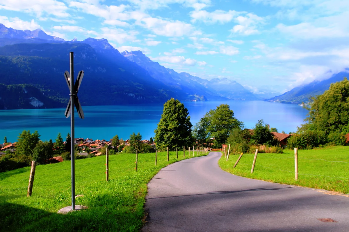 投稿写真：スイス　ブリエンツ湖へ続く道