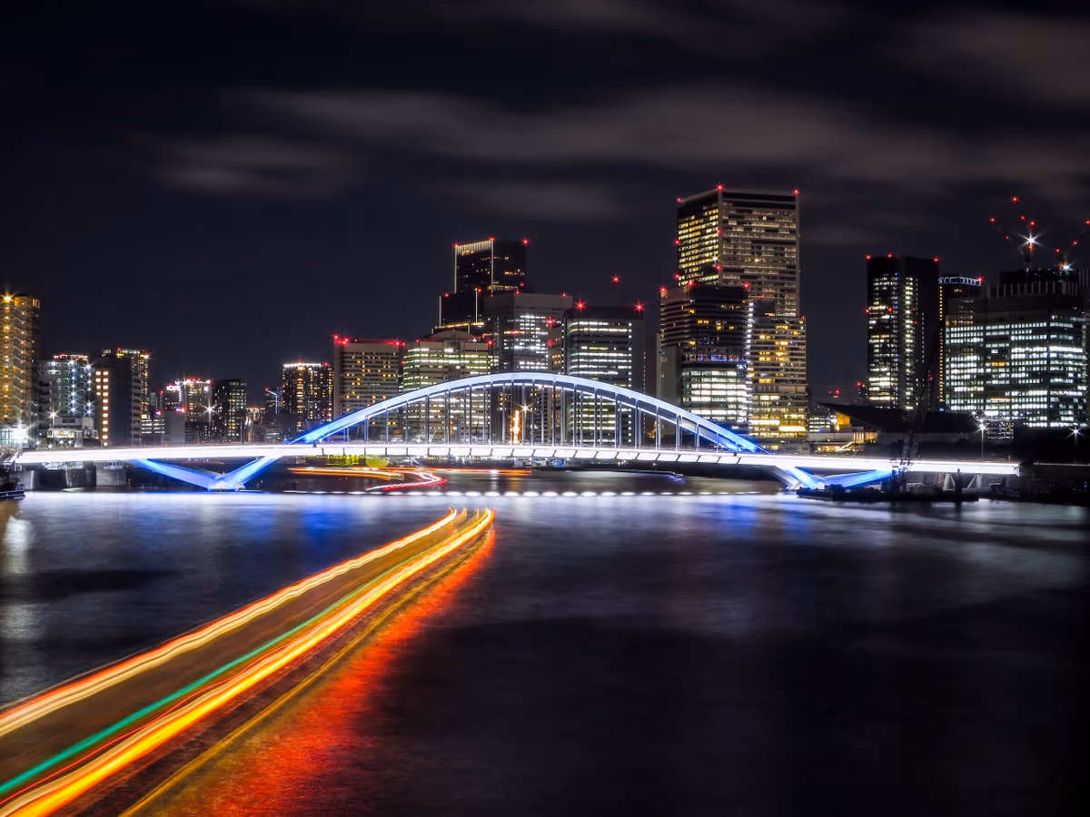投稿写真：築地大橋と屋形船の光跡
