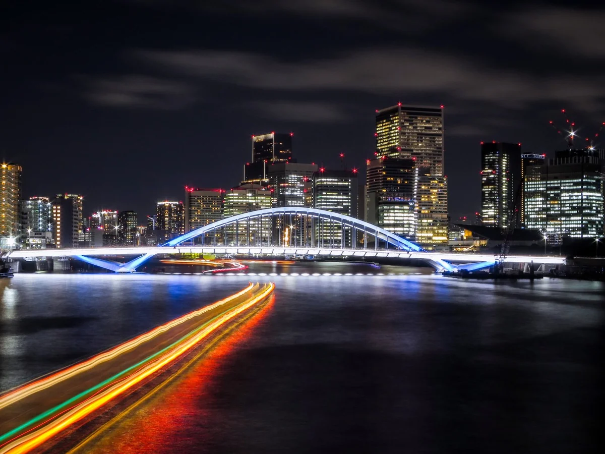 投稿写真：築地大橋と屋形船の光跡