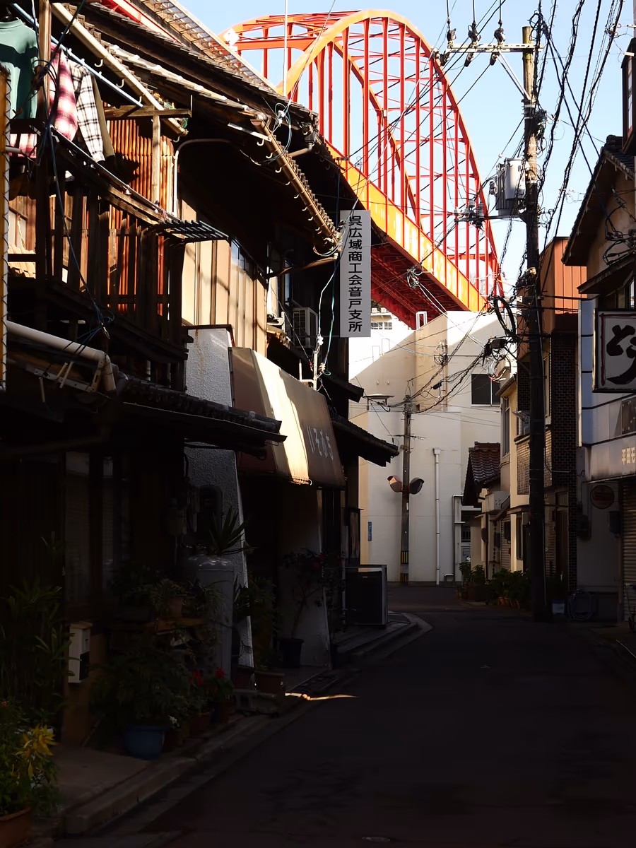 投稿写真：隙間から見える音戸大橋