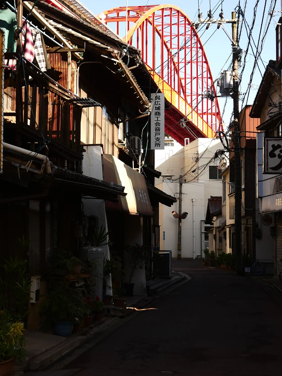 投稿写真：隙間から見える音戸大橋