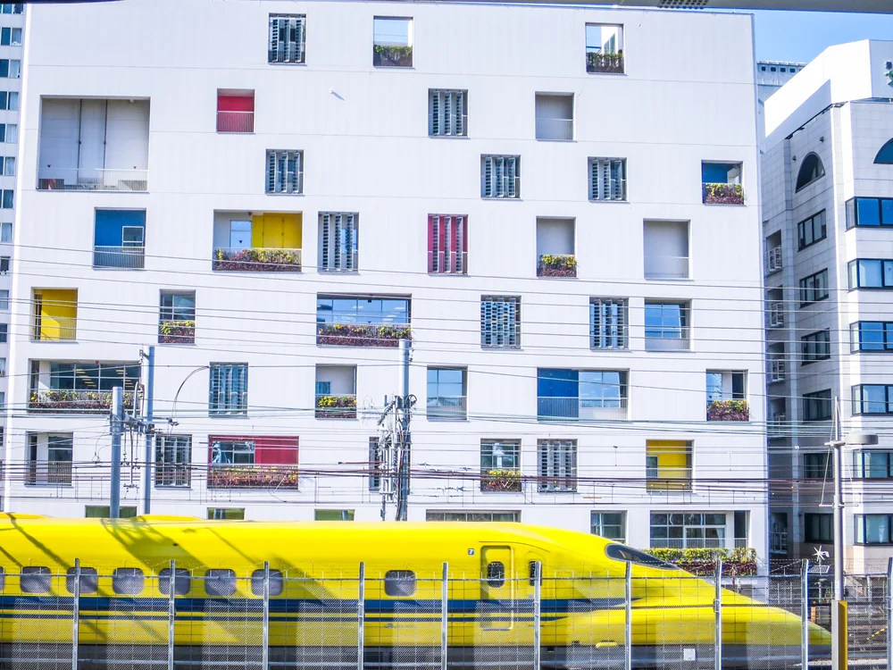 投稿写真：お洒落な建物の前とドクターイエロー