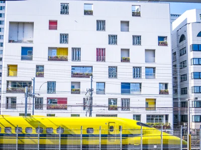 投稿：お洒落な建物の前とドクターイエロー