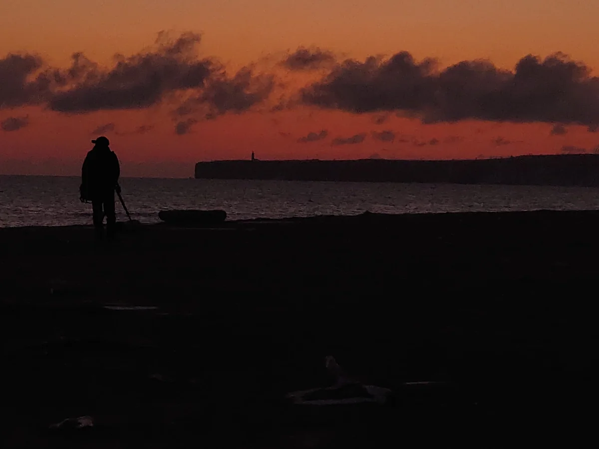 投稿写真：朝焼けの光の中に立つ影は?