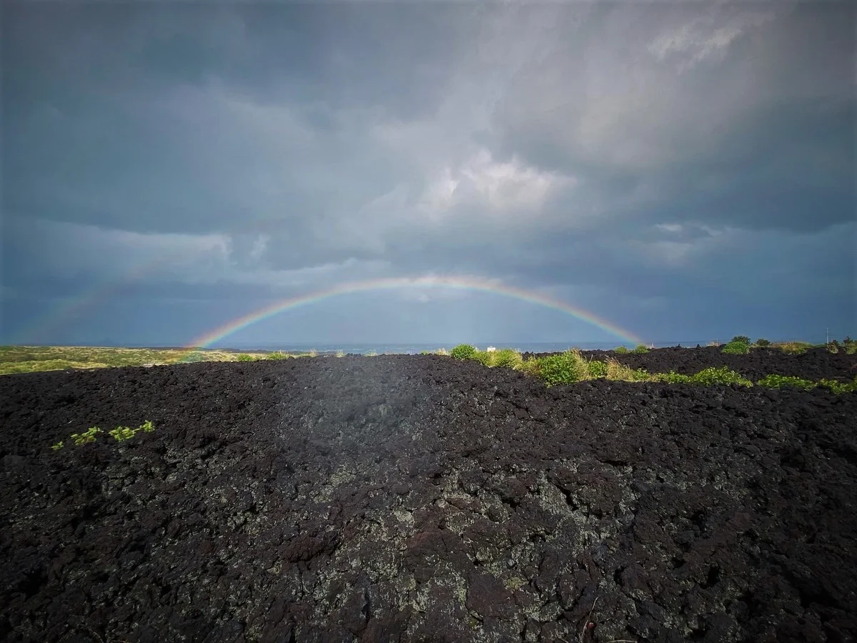 投稿写真：溶岩原と虹