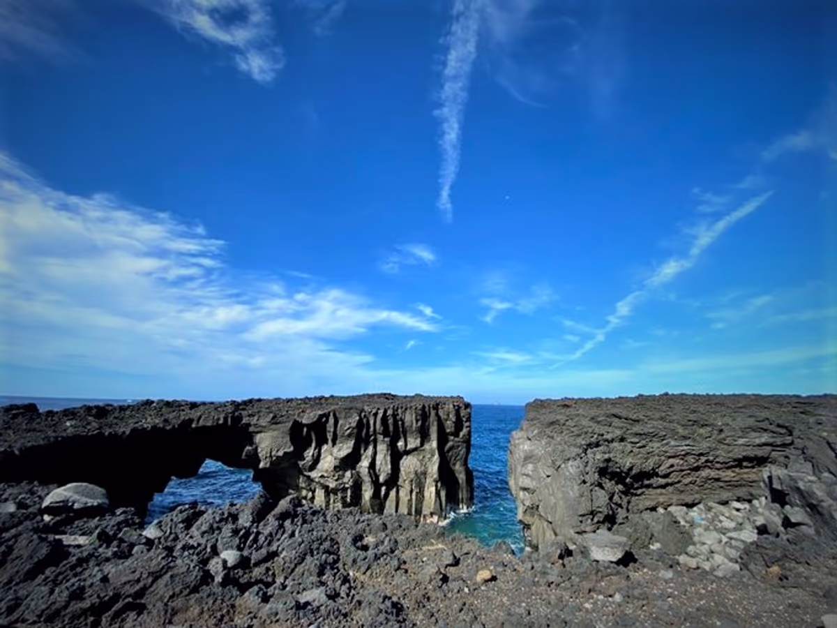 投稿写真：めがね岩と三本岳と空と海