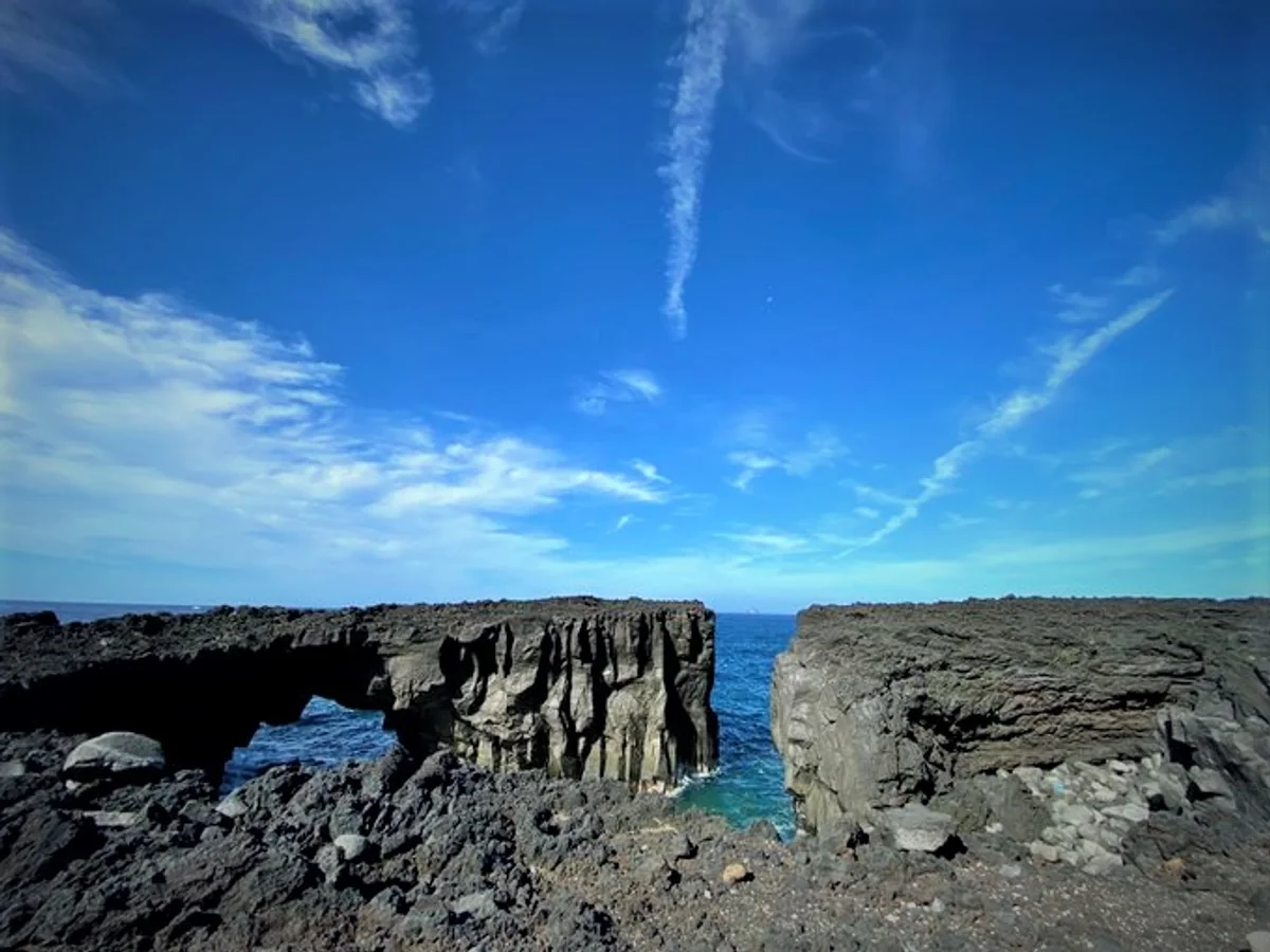 投稿写真：めがね岩と三本岳と空と海