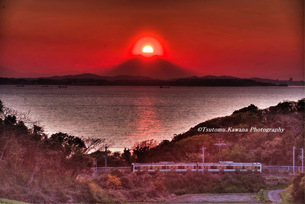 投稿写真：電車は行くよ、ダイヤモンド富士を駆け抜けて♬