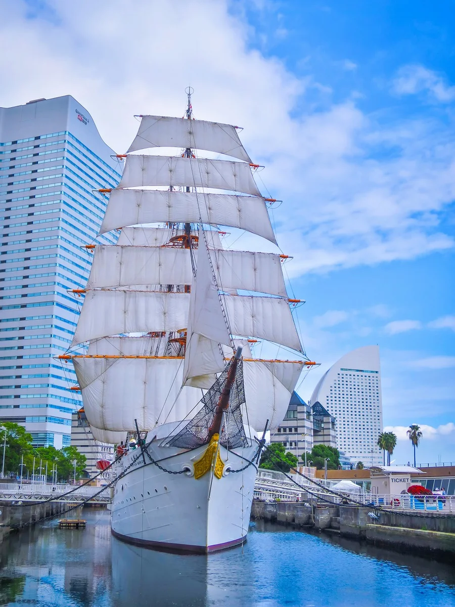 投稿写真：日本丸総帆展帆とインターコンチネンタルホテル