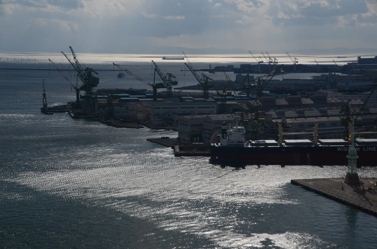 投稿写真：カンチレバークレーンの建ち並ぶ港