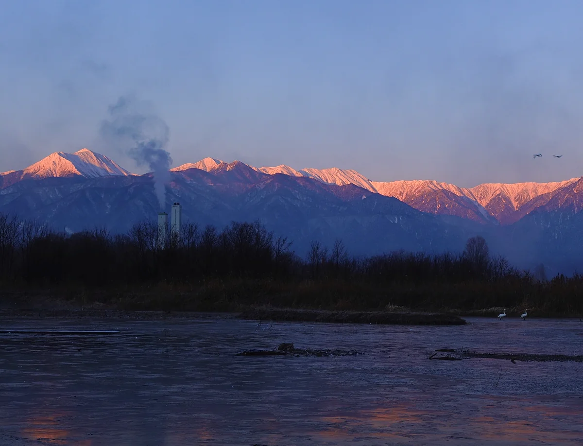 投稿写真：全面結氷の遊水池と北アルプス