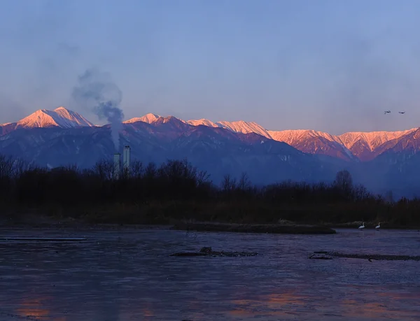 投稿：全面結氷の遊水池と北アルプス
