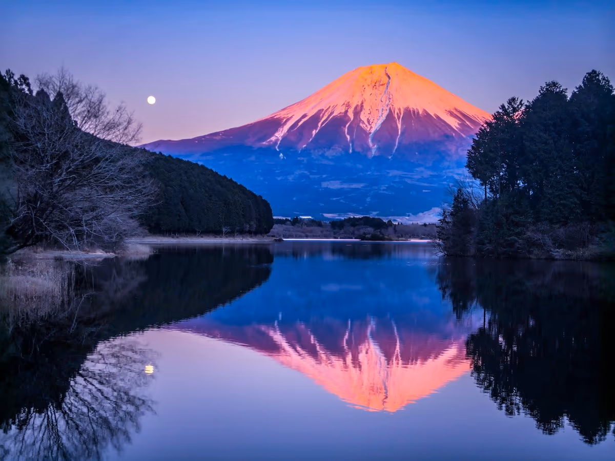 投稿写真：紅富士と月のリフレクション